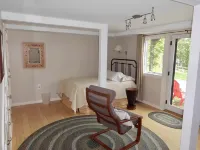 Beautifully appointed lake-view cottage with dock access - Homestays