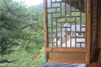 Wolongge Courtyard - Mountain view