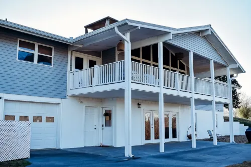 New! River Retreat! Spacious home on the Little Pigeon River! - 4 ดาว