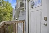 Cozy Downtown Loft for Two + Pets, Walk to Main St - 4-نجوم