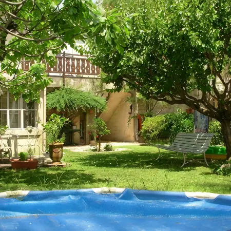 GRAND STUDIO CLIMATISE, INDEPENDANT DANS VILLA AVEC JARDIN, Tranquility assured