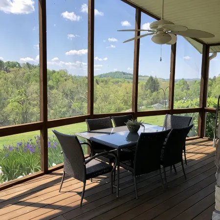 Adjacent to South Holston River. Pet/smoke free!  Great fishing! Close to BMS!