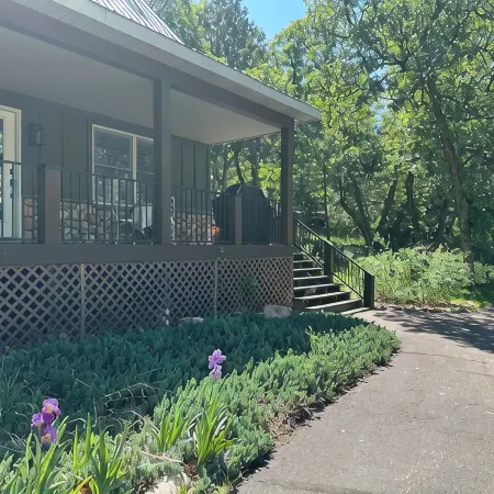 Romantic Cottage on Private Acreage 5 min. to Downtown- Incredible Views