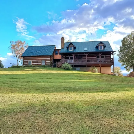 Luxurious cabin, mountain views near the  Smokies! Pet and family friendly!
