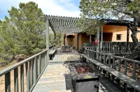 Spacious 3 bedroom, 2 bathroom luxury home; AC; 1 mile to historic Canyon Road - บังกะโล