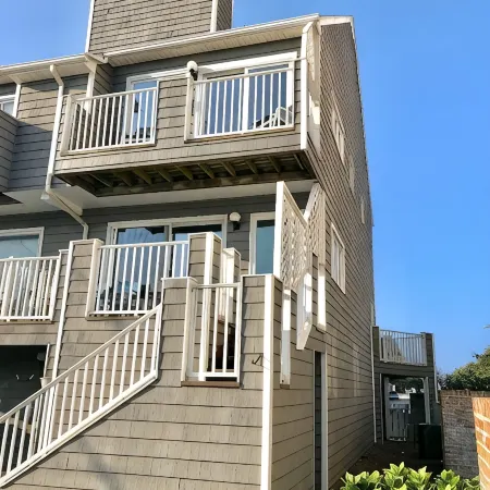 Upscale Clean Bayfront Townhouse with 4 Balconies, 14th Street