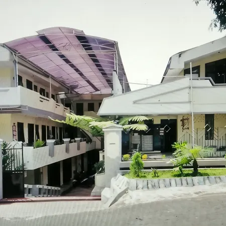 Adel Guest House Hoteles en Sukun