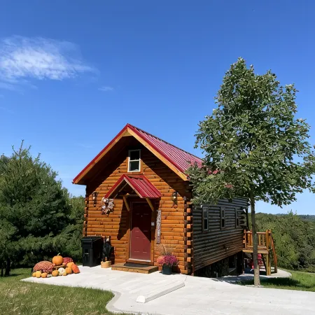 Paradise Peak Cabins “Songbird”outdoor hot tub in the heart of Amish Country