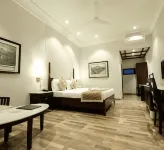Chanakya Bnr Hotel - parking