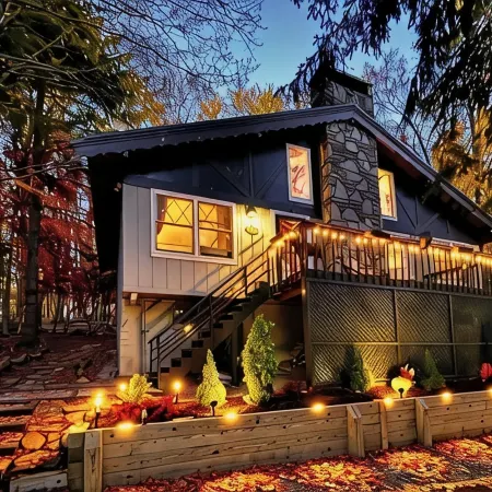 Storybook Chalet/Watch Movies under the Stars/New Hot Tub/Hiking/Biking/Concerts