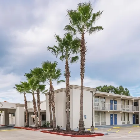 Motel 6 Cleveland, TX
