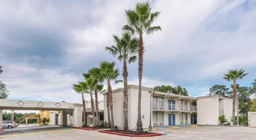 Motel 6 Cleveland, TX - Parkplatz