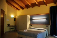 Spacious Double Room in Alba 住宿飯店