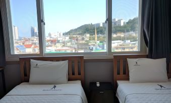 Backpackers in Yeosu