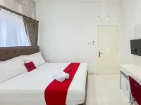RedDoorz at Griya Martha Sumber Solo Hotel di Kecamatan Banjarsari