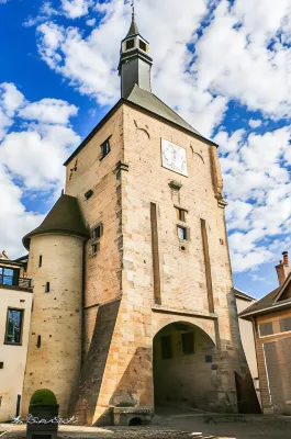 Logis Hotel la Tourelle du Beffroi فنادق في Bourbon-Lancy
