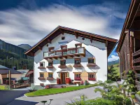 Pension der Steinbock - Das 300 Jahre Alte Bauernhaus - Tirol فنادق في Holzgau