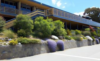 Lake Jindabyne Hotel