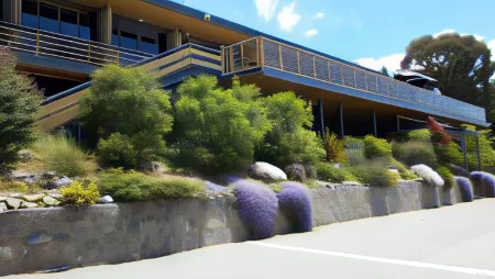 Lake Jindabyne Hotel Отели рядом с достопримечательностью «Сноуи Маунтинс Граммар Скул»