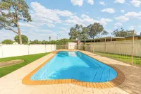 Parkview Motor Inn - Pools