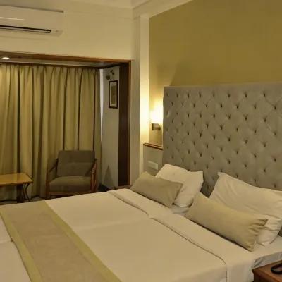 HOTEL SHREE PANCHRATNA Отели рядом с достопримечательностью «Шанищар Вада Звуковое И Световое Шоу»