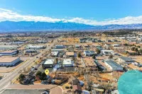 180° Mountain Range Views and Centrally Located