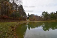 Heartwood♥ Cabin loft w/private HotTub, Hiking, Fishing, & Ziplines on 66 acres!