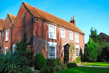 Newtown House Hotel Отели в г. Хейлинг-Айленд