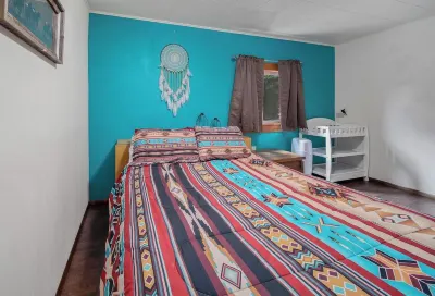 Old Town Cottonwood Cowboy Cottage - 5 min walk to Main Street + Dog-Friendly
