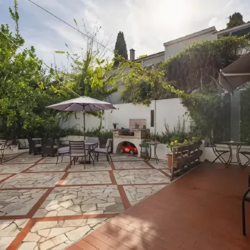 MàHouse GuestHouse Отели рядом с достопримечательностью «Edificio Atlantis»