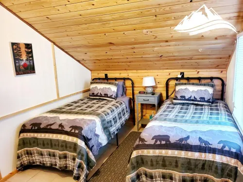 Spacious Cabin - Close to Seeley Lake, Wi-Fi, Dogs Welcome, RV Spot Hotels in Seeley Lake