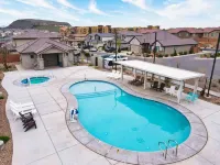 A Vacation Vista Home - مسبح