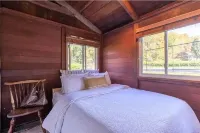 Charming cottage w/private tennis court on Skaneateles Lake