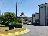Quality Inn & Suites Clemmons I-40 - parking