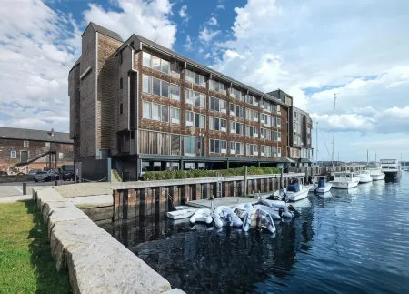 Club Wyndham Inn on Long Wharf Отели рядом с достопримечательностью «Клифф Уолк»