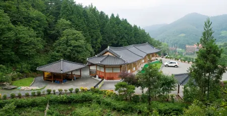 Damyang Bangahjae Hanok Pension Отели рядом с достопримечательностью «Sigyeongjeong Pavilion»