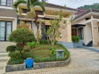 Villa Kopinus Batu Hotels in Pesanggrahan