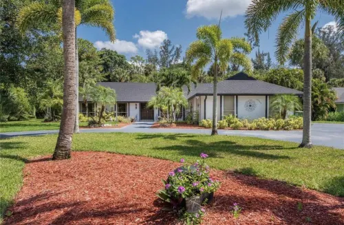 Cozy home with big pool and BBQ in Wellington!