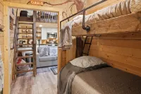 Tiny Cabin B, Steps from Mt. Rainier Nat Park W/ firepit close to river & trails - Alppimaja