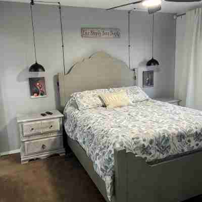 Charming 2-bedroom Penthouse condo with AC, WiFi in lovely BransonMo Rooms