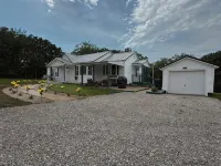 Emerald & Ivory Cottage - 2-Star
