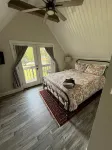 Waterfront Home Newly Renovated Beautiful Lake Views / Deck with 2 kayaks