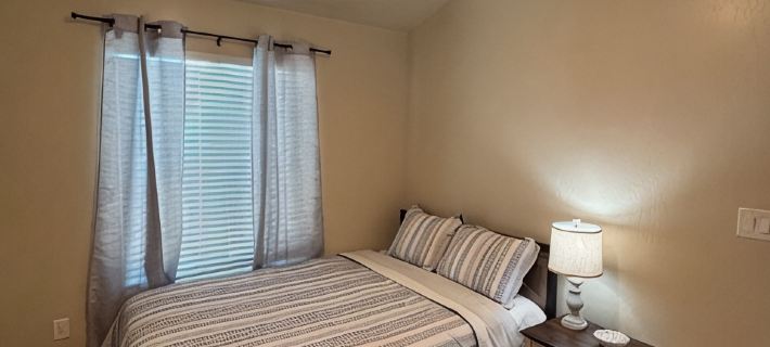 The Mini Stone House - 2-bedroom house near Airport. Hotels in Fresno