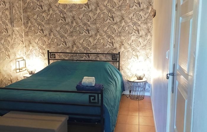 Maisonnette Ideally Located at the Foot of the Napoleon Bridge