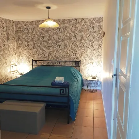 Maisonnette Ideally Located at the Foot of the Napoleon Bridge