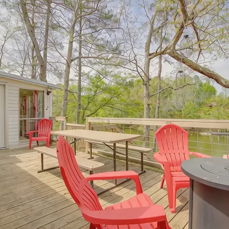 Pet Friendly! Lakefront-4 bed, 2 bath house on Smith Lake- Crooked Creek Retreat