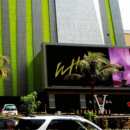 Whiz Prime Hotel Kelapa Gading Отели рядом с достопримечательностью «Мал Арта Гадинг»