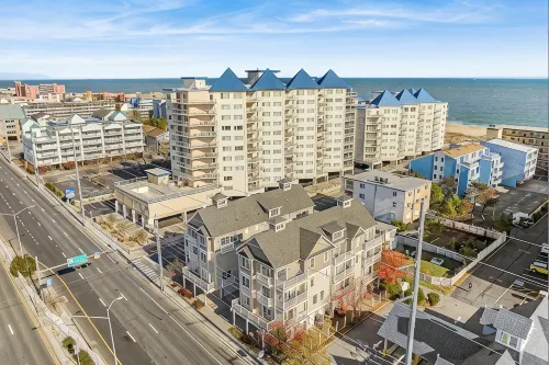 Unit 2 South - New Flooring Stairs & Hallways 2026 4Bed/3.5 Bath/3 Car Garage - Boutique