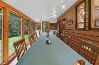 熊之天堂雷尼爾山: 木屋, 桑拿, 熱水浴缸, 遊戲, 電影