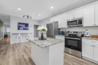 Spacious & Stylish 5 -Bed 2 Bath House in Charming Providence, a Block from PC - Bungalows